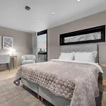 Large, Modern With Amazing Views And Heated Indoor Garage