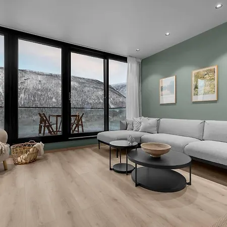 Large, Modern With Amazing Views And Heated Indoor Garage * טרומסה