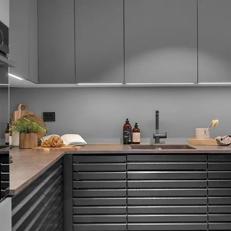 Large, Modern With Amazing Views And Heated Indoor Garage 公寓