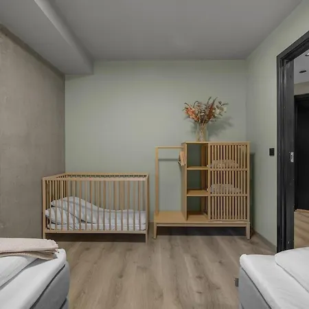 Large, Modern With Amazing Views And Heated Indoor Garage * טרומסה