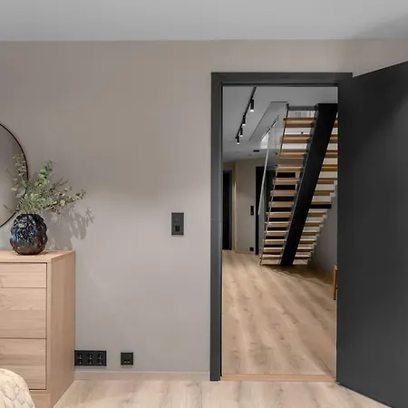 Large, Modern With Amazing Views And Heated Indoor Garage * 特罗姆瑟