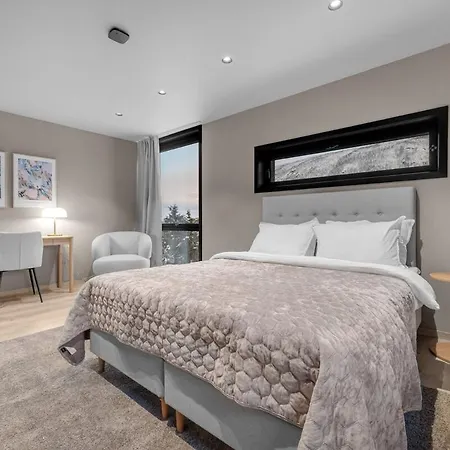 Large, Modern With Amazing Views And Heated Indoor Garage