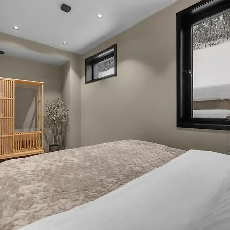 Large, Modern With Amazing Views And Heated Indoor Garage * טרומסה