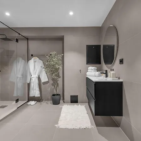 Large, Modern With Amazing Views And Heated Indoor Garage דירה