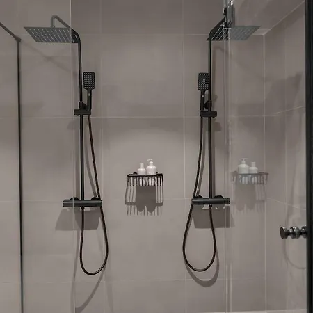 Large, Modern With Amazing Views And Heated Indoor Garage