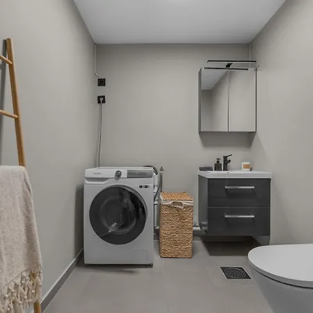 Large, Modern With Amazing Views And Heated Indoor Garage טרומסה