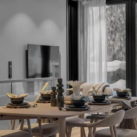 Large, Modern With Amazing Views And Heated Indoor Garage