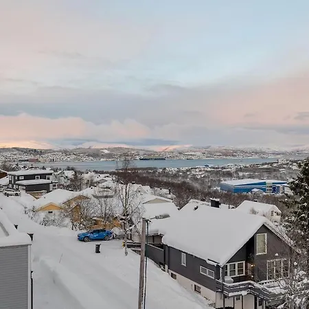 Large, Modern With Amazing Views And Heated Indoor Garage *