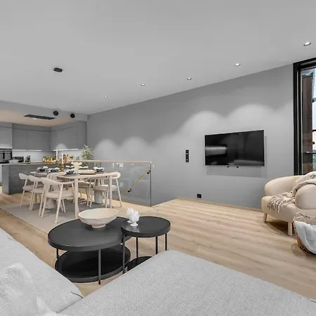 Large, Modern With Amazing Views And Heated Indoor Garage דירה *