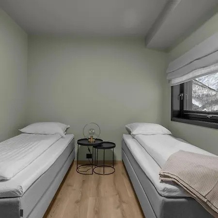 Large, Modern With Amazing Views And Heated Indoor Garage דירה *