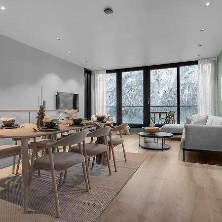 Large, Modern With Amazing Views And Heated Indoor Garage דירה טרומסה