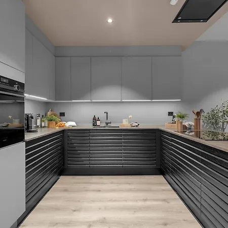 Large, Modern With Amazing Views And Heated Indoor Garage דירה *