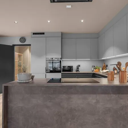 Large, Modern With Amazing Views And Heated Indoor Garage Apartment *