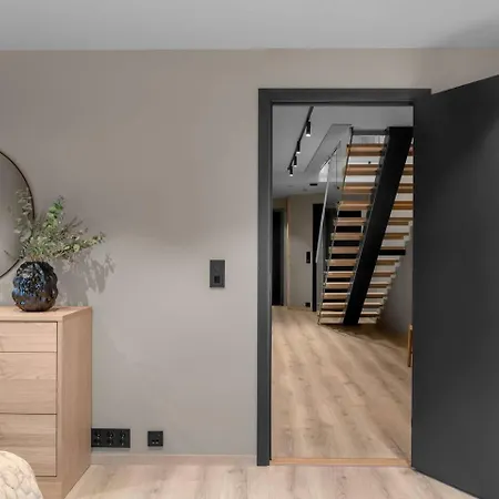 Large, Modern With Amazing Views And Heated Indoor Garage
