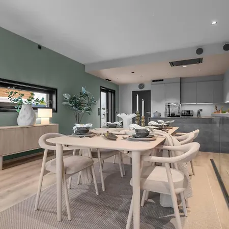 Large, Modern With Amazing Views And Heated Indoor Garage *