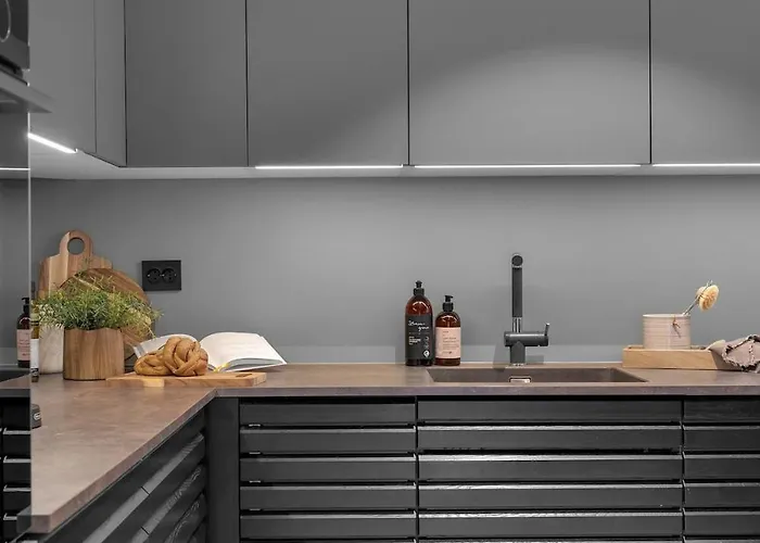 Large, Modern With Amazing Views And Heated Indoor Garage Apartament