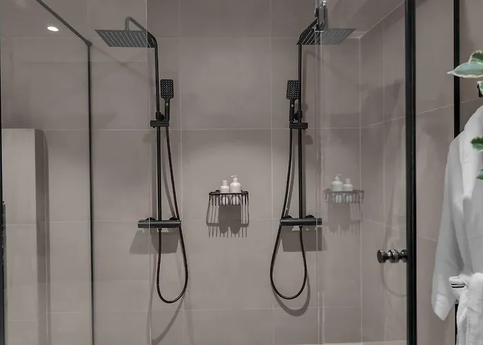 Large, Modern With Amazing Views And Heated Indoor Garage